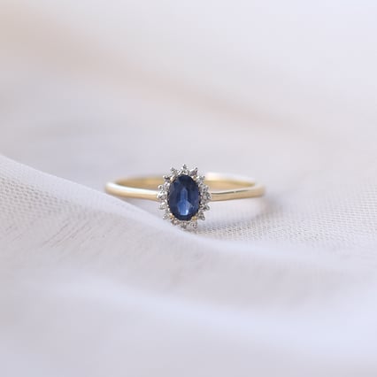 Zlatý prsten s oválným modrým safírem a diamanty Clarinda