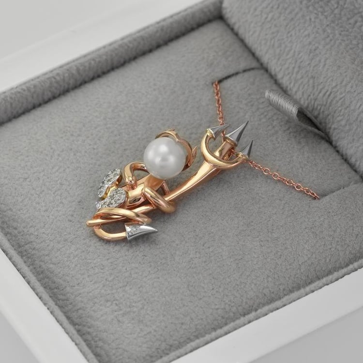 Stříbrný čert s perlou a lab-grown diamanty Devil 104240