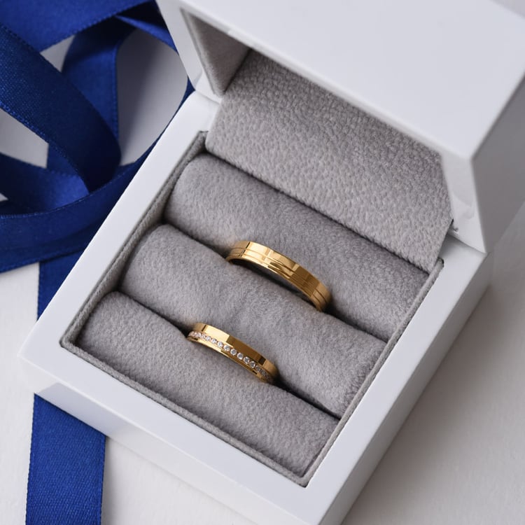 Zlaté snubní prsteny s diamanty 75975