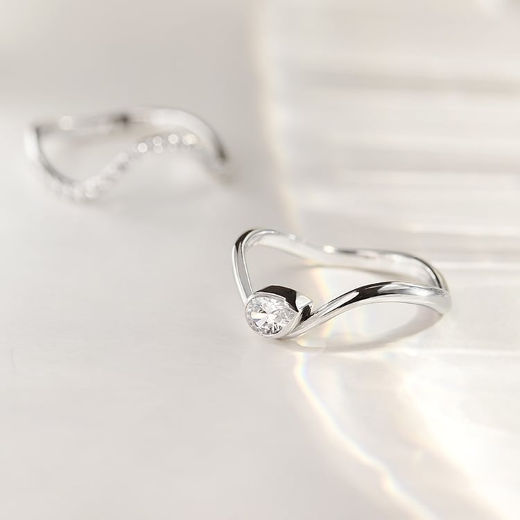 Atypický snubní prsten s diamanty 155524