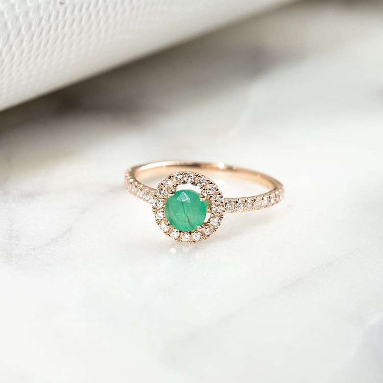 Halo prsten se smaragdem a lab-grown diamanty Kerau 132470