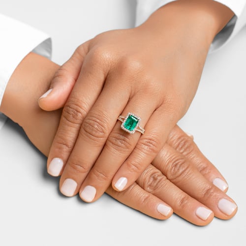 Zlatý halo prsten s emerald lab-grown smaragdem a diamanty Ralph