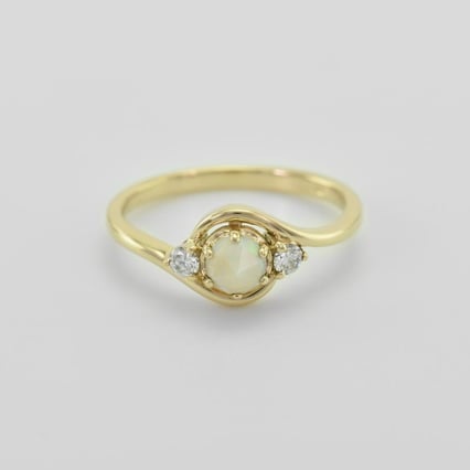 Zlatý zásnubní prsten s fazetovaným opálem a diamanty Eleie