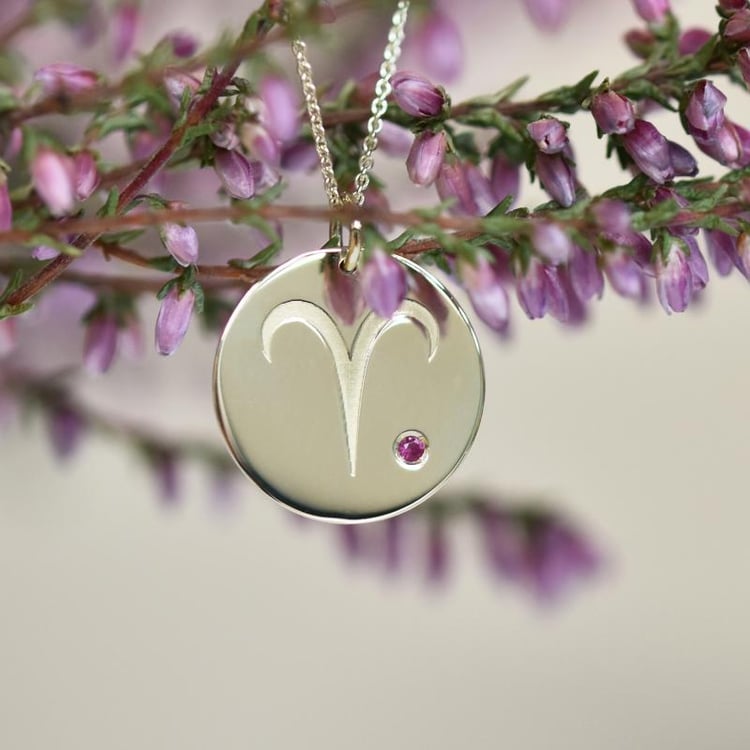 Stříbrný přívěsek se znamením a rubínem Beran 103389