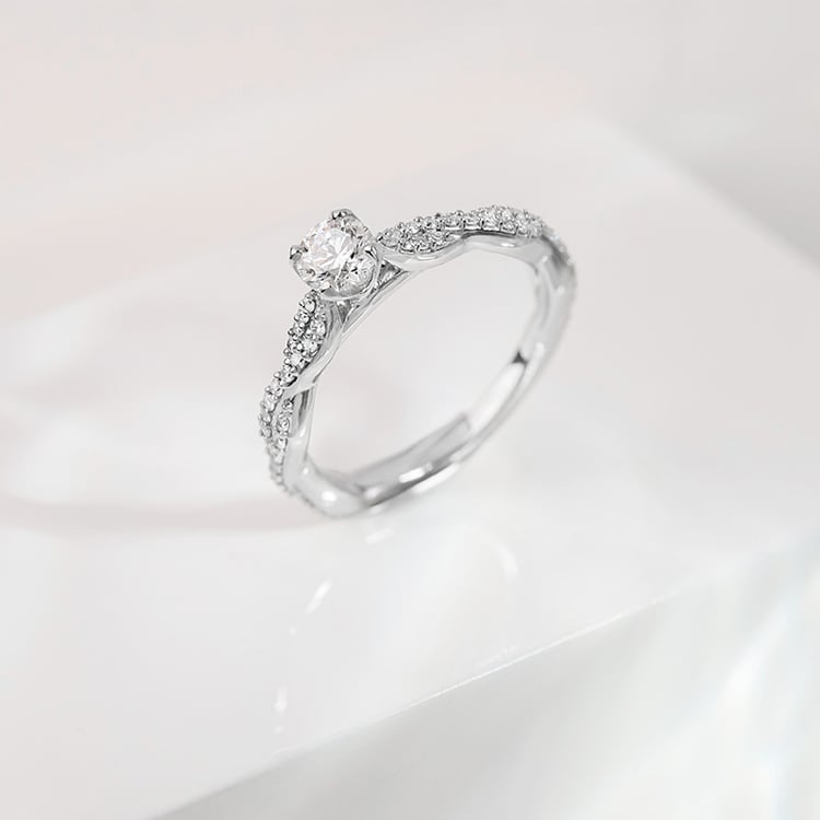 Proplétaný zásnubní prsten s moissanitem a lab-grown diamanty Minna 152670