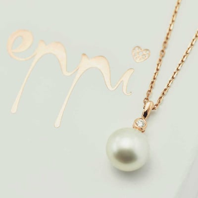 Zlatý přívěsek s perlou