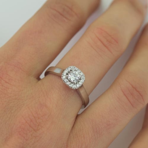 Zásnubní prsten v halo stylu s moissanitem a lab-grown diamanty Reley