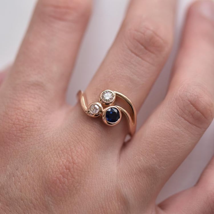 Prsten s diamanty a safírem 22696