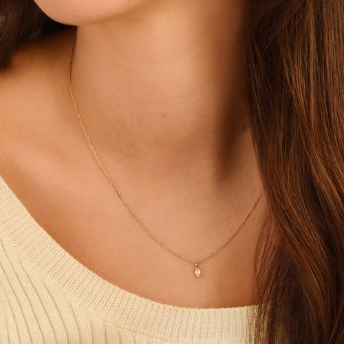 Minimalistický přívěsek ze zlata s diamantem ve tvaru pear Malena