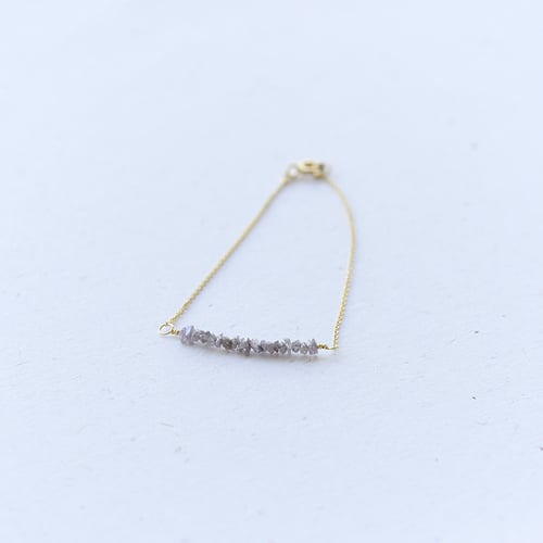 Zlatý náramek s růžovými nebroušenými diamanty Benaty