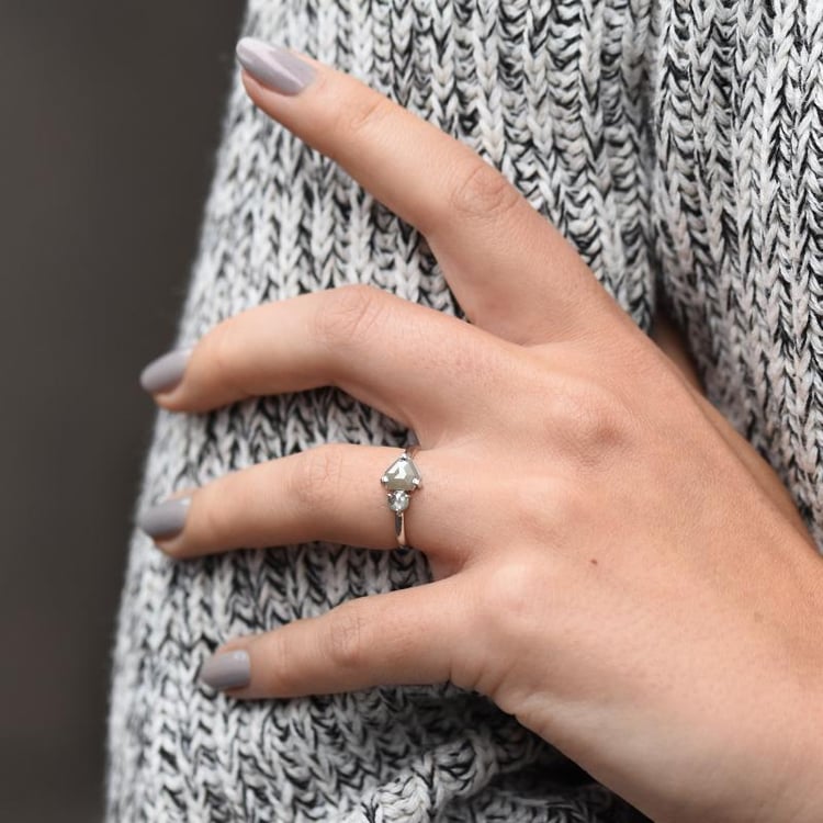 Prsten se superman a round šedými diamanty 49096