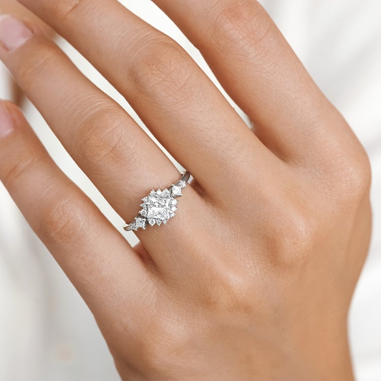 Zásnubní prsten z bílého zlata s princess lab-grown diamantem Medrie 158502