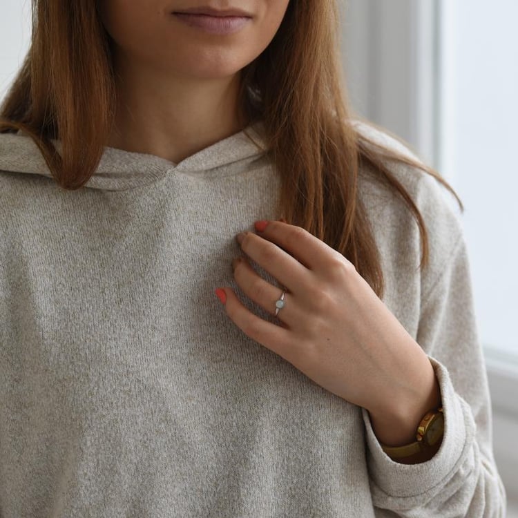 Zlatý minimalistický prsten s opálem 52394