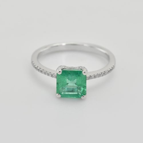 Prsten s princess smaragdem a diamanty Kip