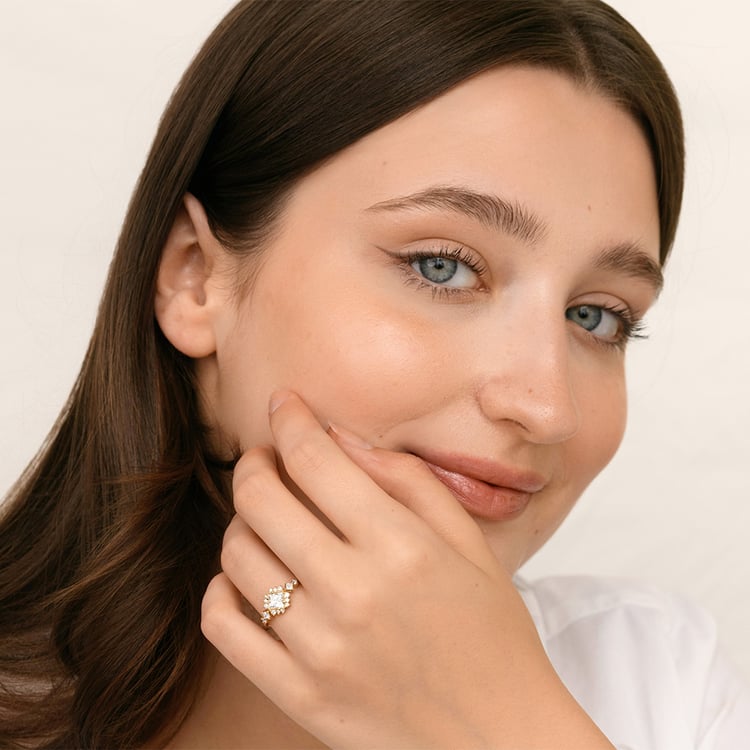 Zásnubní prsten ze žlutého zlata s princess lab-grown diamantem Medrie 158849