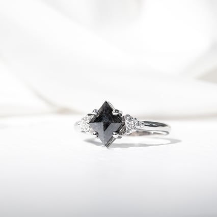 Unikátní prsten se salt and pepper diamantem Rogue