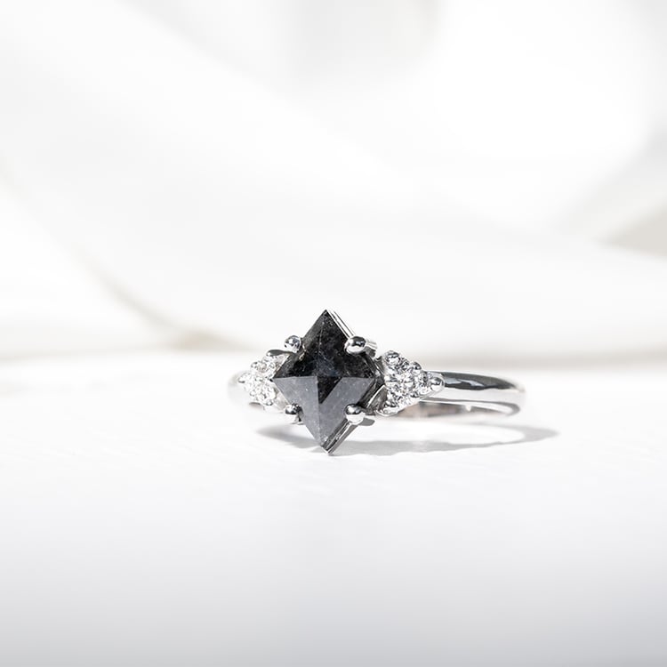 Unikátní prsten se salt and pepper diamantem Rogue 128964