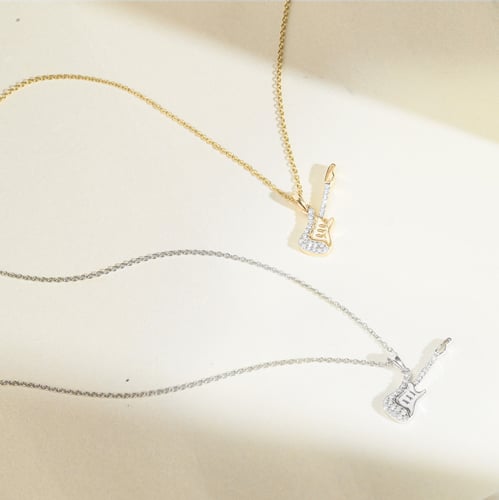 Zlatý přívěsek s lab-grown diamantem ve tvaru kytary Amie
