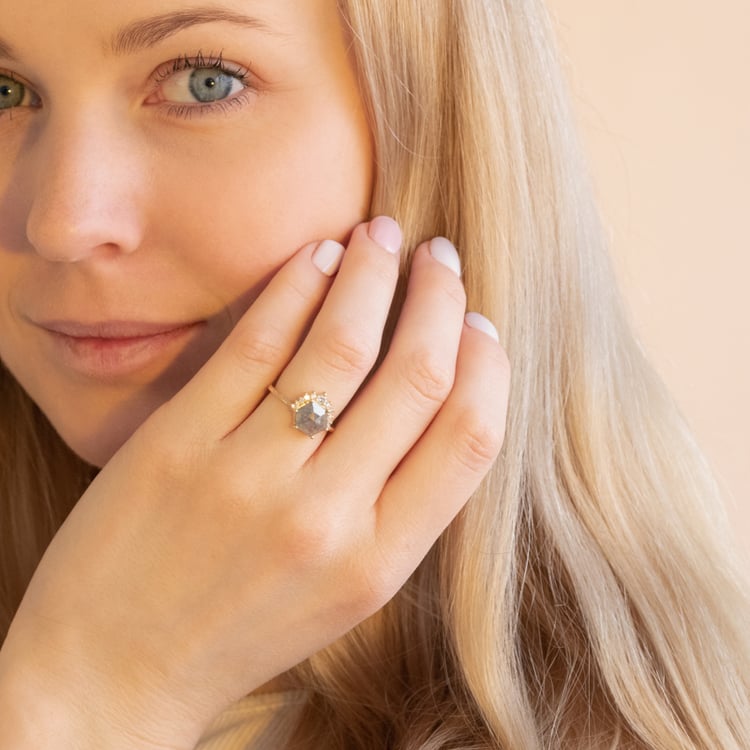 Zlatý prsten s hexagon salt and pepper diamantem Tracy 100949