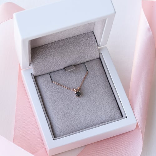 Černý diamant v přívěsku Lalom