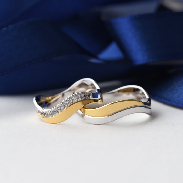 Zlaté snubní prsteny s diamanty 76325