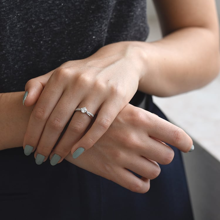 Platinový zásnubní prsten s diamanty 65330