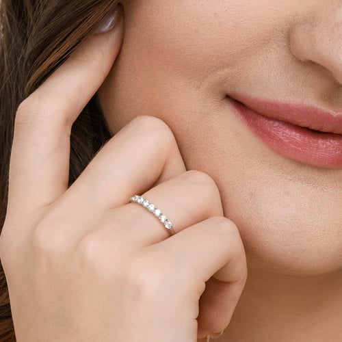 Zlatý romantický eternity prsten s diamanty Rexanne