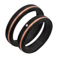 Mírně zaoblené snubní prsteny z karbonu a zlata s diamantem Lise