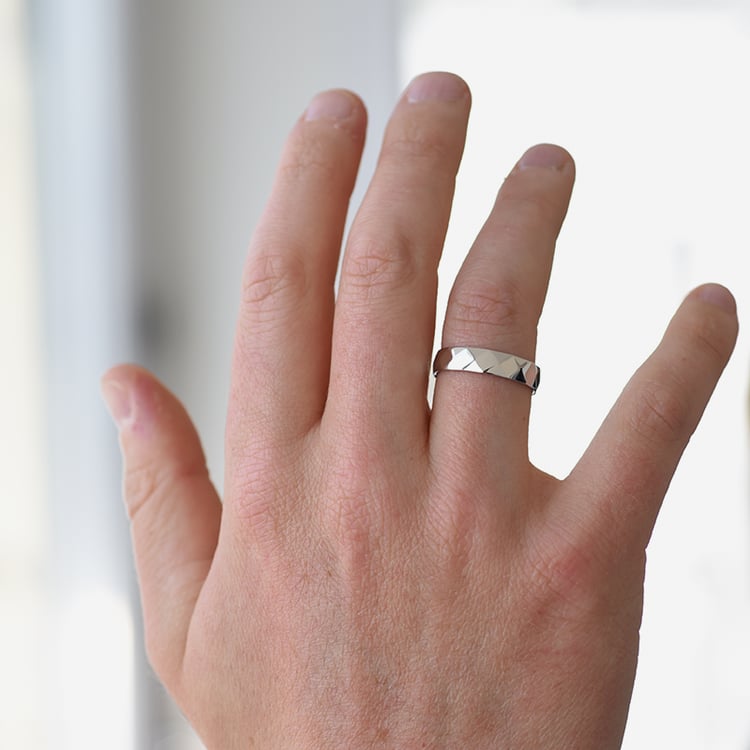 Snubní reliéfní prsten 61879