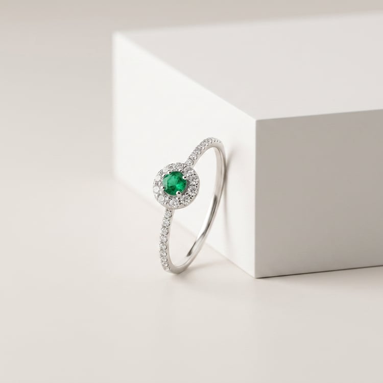Stříbrný halo prsten se smaragdem a lab-grown diamanty Lys 171005