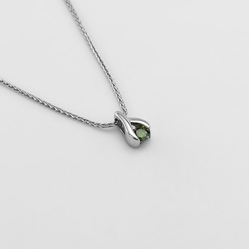 Platinový přívěsek se zeleným diamantem Tilda