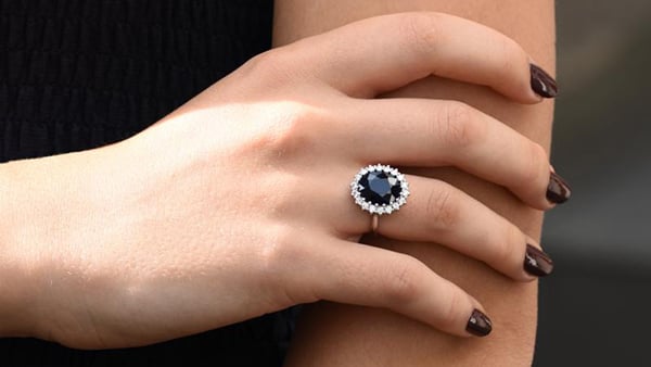 Jak kombinovat v outfitech: safírové šperky