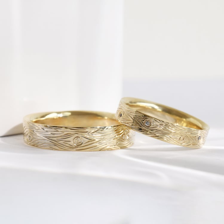 Snubní prsteny s ruční rytinou motivu dřeva a diamanty Dyanna 117989