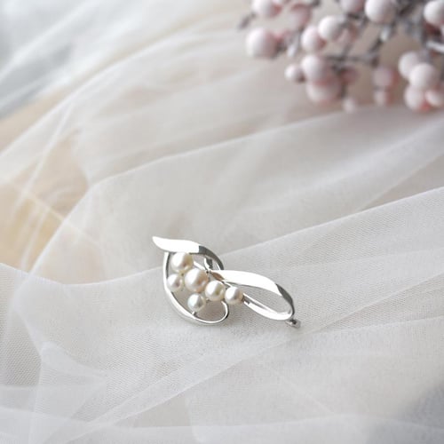 Elegantní stříbrná brož s perlami Averli