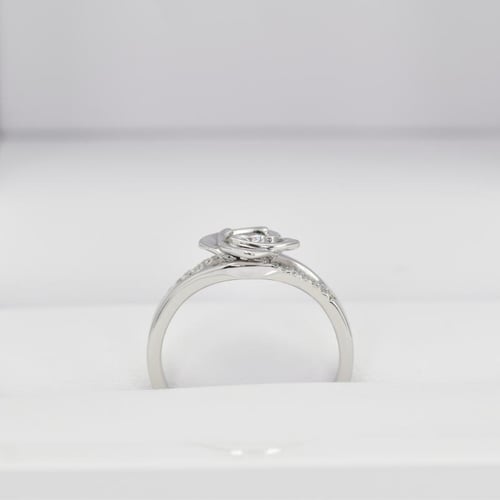 Zásnubní prsten ve tvaru růže s lab-grown diamanty Xalor