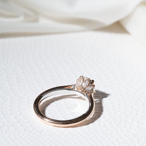 Zásnubní prsten s moissanitem a lab-grown diamanty Libby