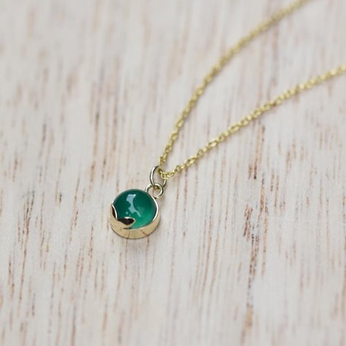 Zlatý přívěsek s cabochon onyxem Azalea