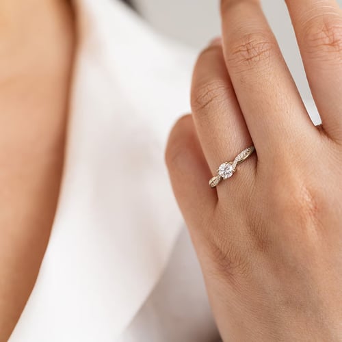 Zásnubní proplétaný prsten z oříškového zlata s postranními diamanty Aliye