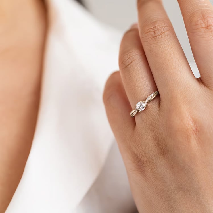 Zásnubní proplétaný prsten z oříškového zlata s postranními diamanty 165195