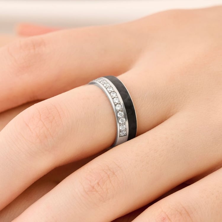 Plochý snubní prsten z karbonu a stříbra se zirkony Cassia 165780