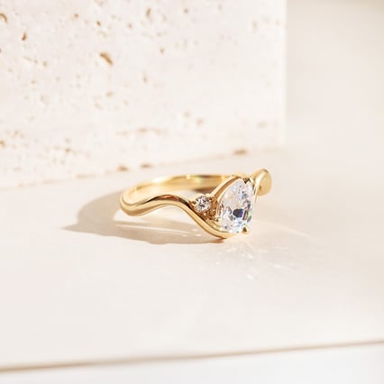 Vlnitý zásnubní prsten s pear moissanitem Mirjana