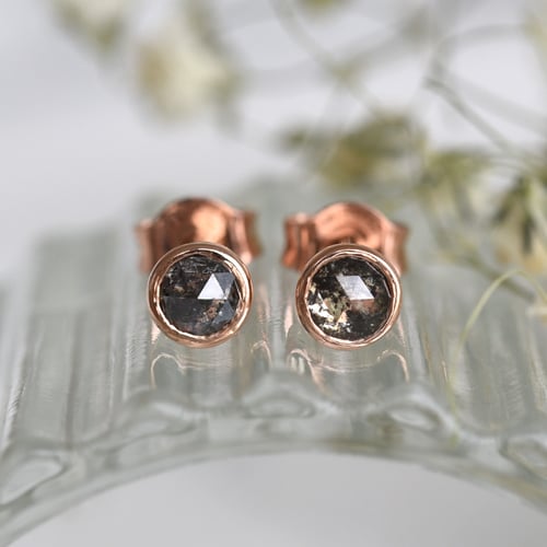 Zlaté bezel náušnice s 0.52ct salt and pepper diamanty Gledina