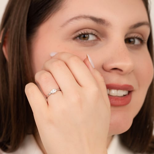 Zásnubní prsten s half-bezel marquise lab-grown diamantem Berenike