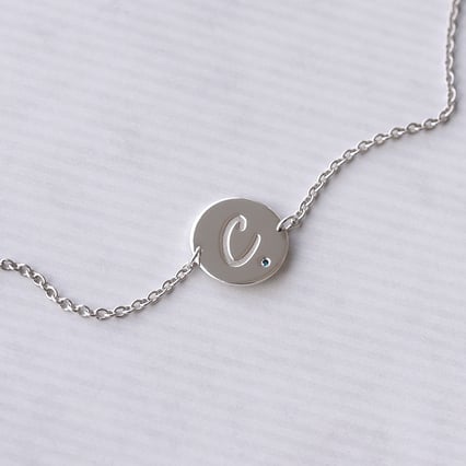 Stříbrný náramek s modrým diamantem a gravírem písmene Dian