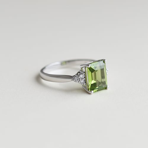 Zlatý prsten s olivínem a diamanty Chaitra