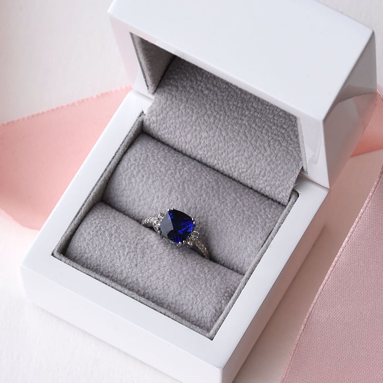 Zlatý prsten se safírem 78537