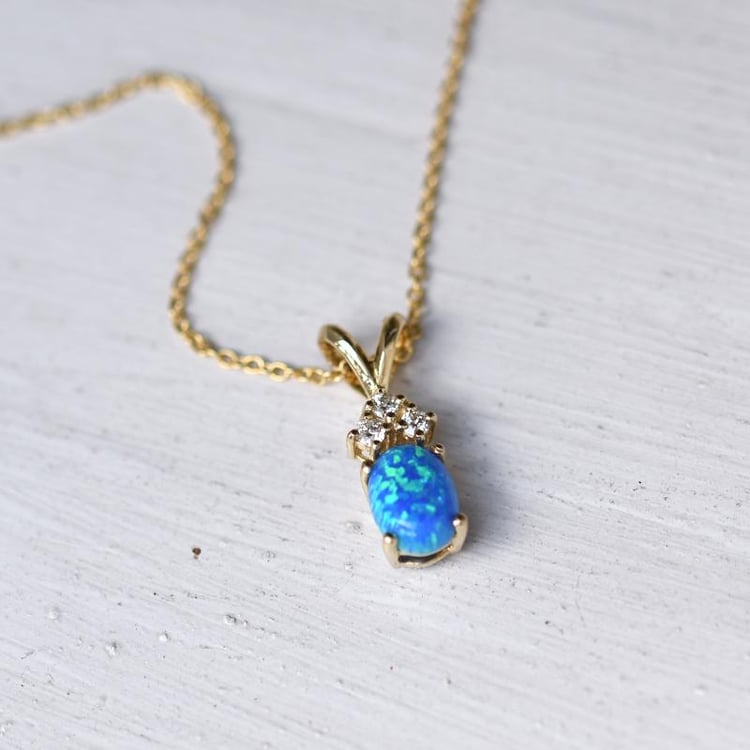 Přívěsek s modrým oválným opálem a diamanty 47789