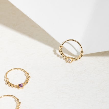 Zlatý septum piercing s bílým topazem Arla