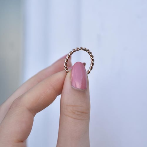 Minimalistický propletený prsten ze zlata Aase