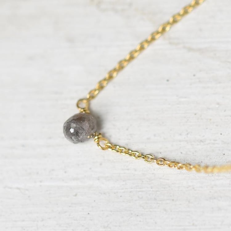 Náhrdelník s šedou diamantovou kapkou 46101